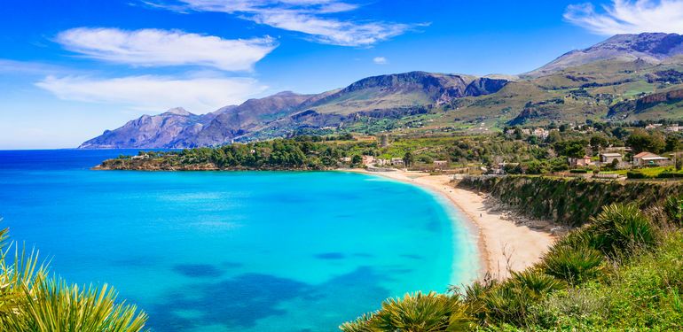 10 nejlepších pláží Itálie. Milují je celebrity, fotografové i dobrodruzi