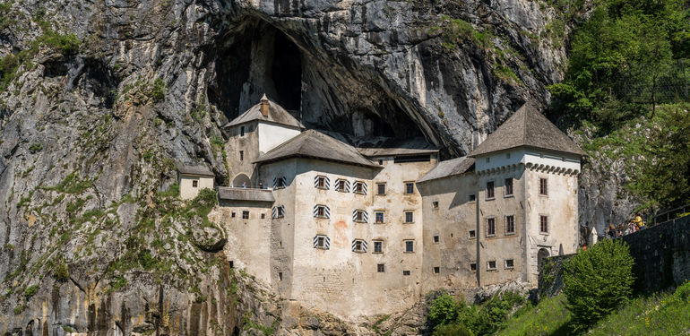 Unikátní památka jeskynního hradu zapsaná v Guinnessově knize rekordů okouzlí i vás