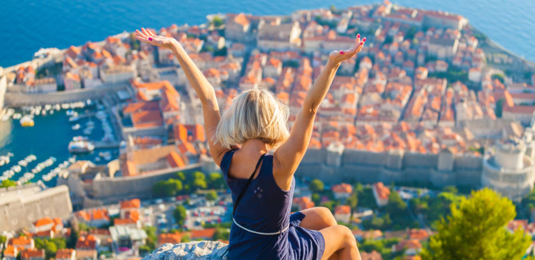 10 málo známých evropských měst, kde si užijete klidné léto bez turistů