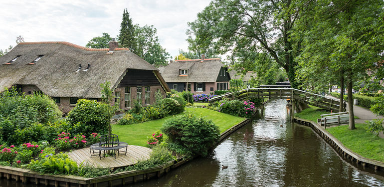 Poznejte nizozemské Benátky. Giethoorn je vesnicí plnou květů