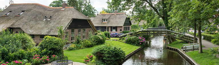 Poznejte nizozemské Benátky. Giethoorn je vesnicí plnou květů