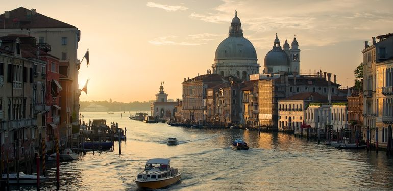 Některá evropská města trápí návaly turistů. Jak proti nim bojují a je mezi nimi i Praha?