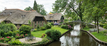 Poznejte nizozemské Benátky. Giethoorn je vesnicí plnou květů