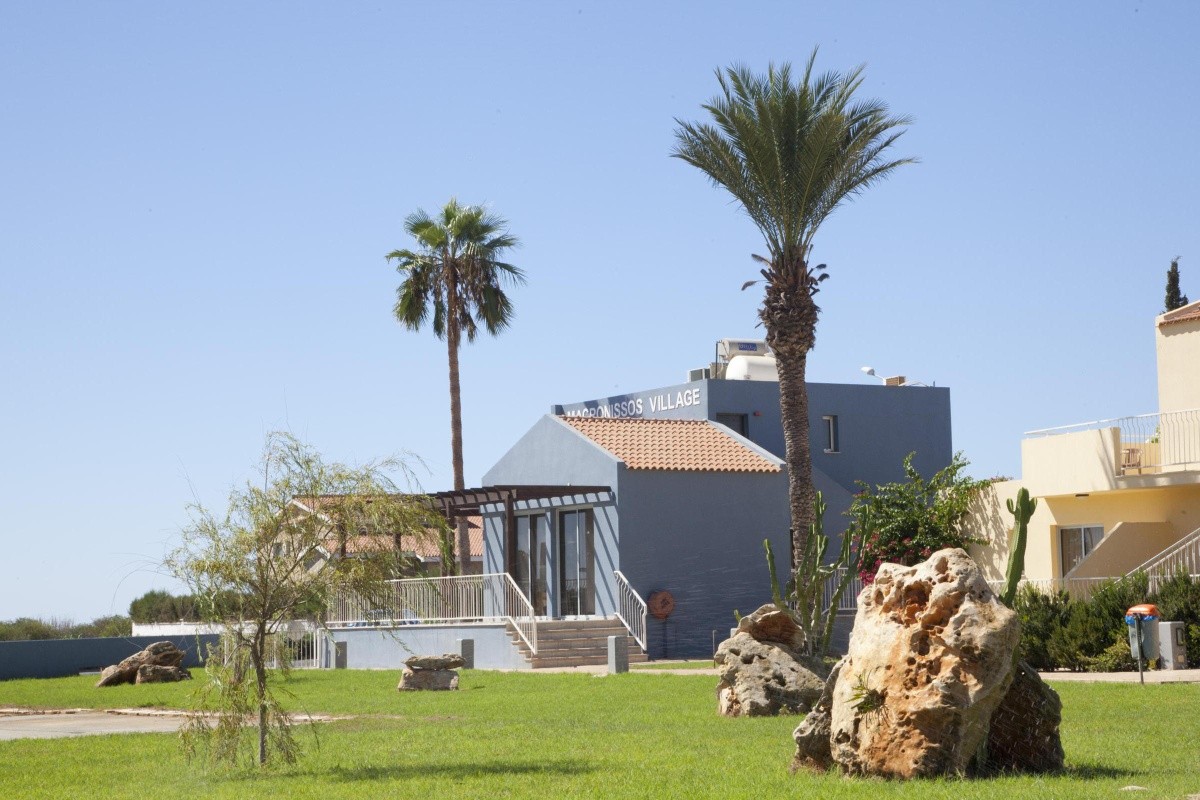 Makronisos Village Club