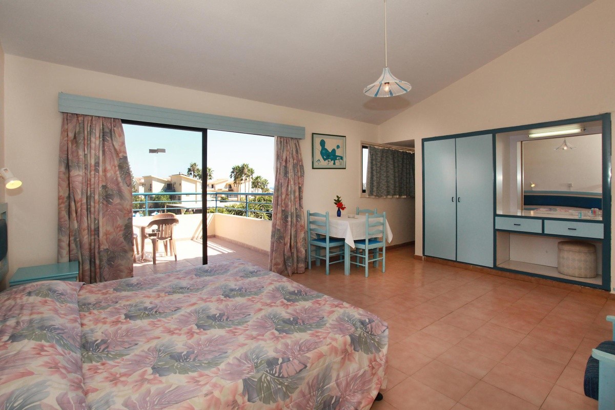 Makronisos Village Club