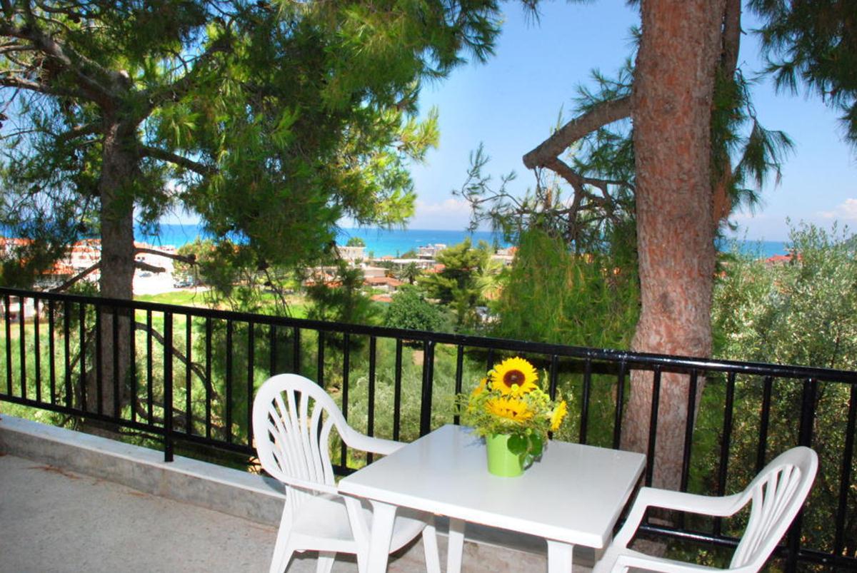 Koukounaria & Suites