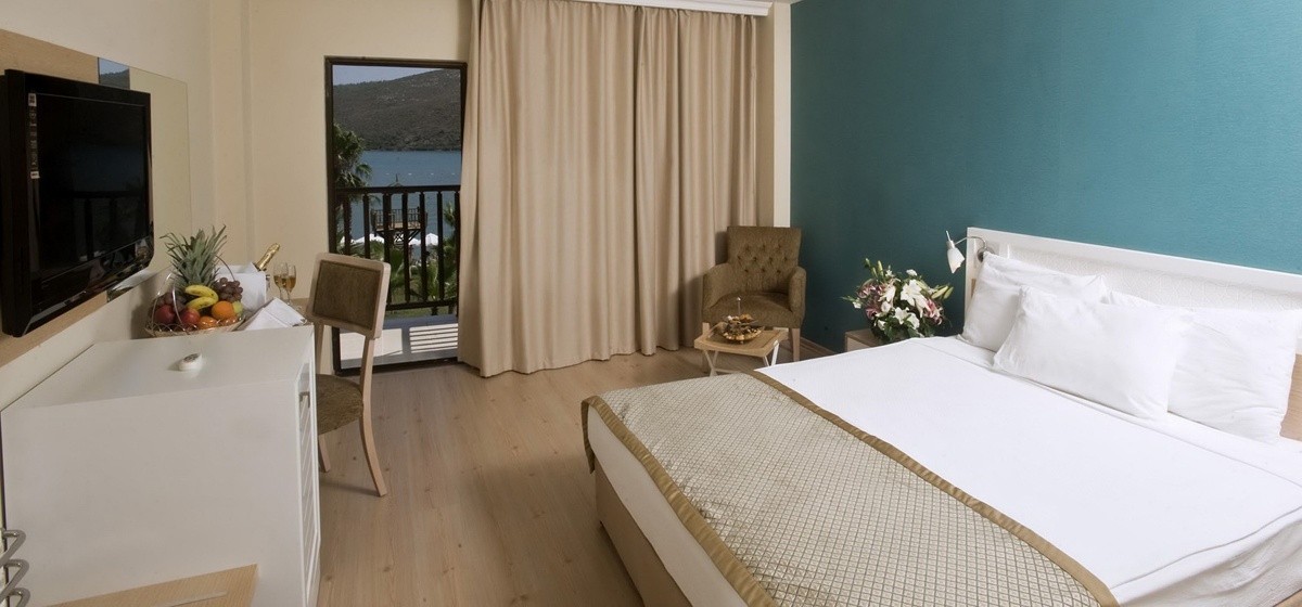 Crystal Green Bay Resort & Spa