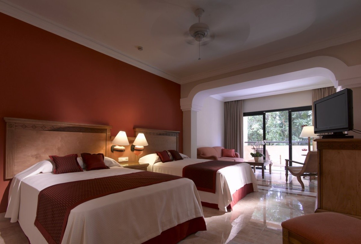 Grand Palladium Colonial