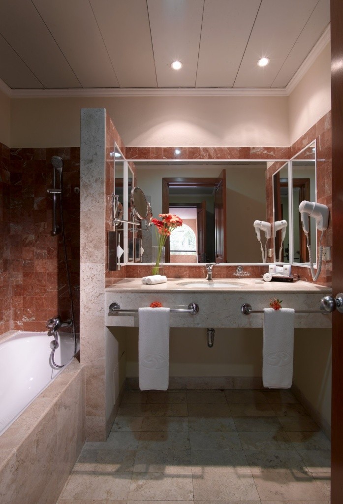 Grand Palladium Colonial
