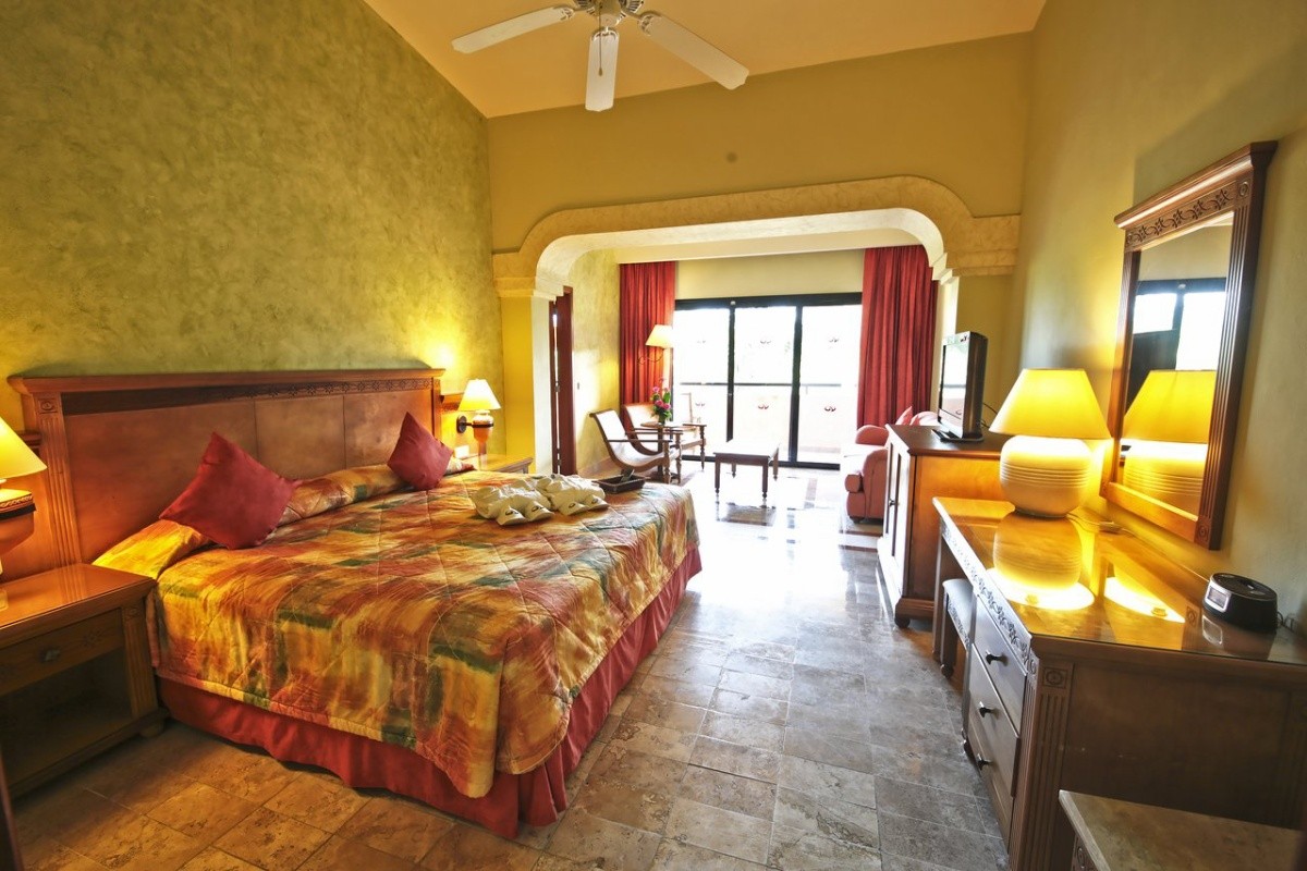 Grand Palladium Colonial