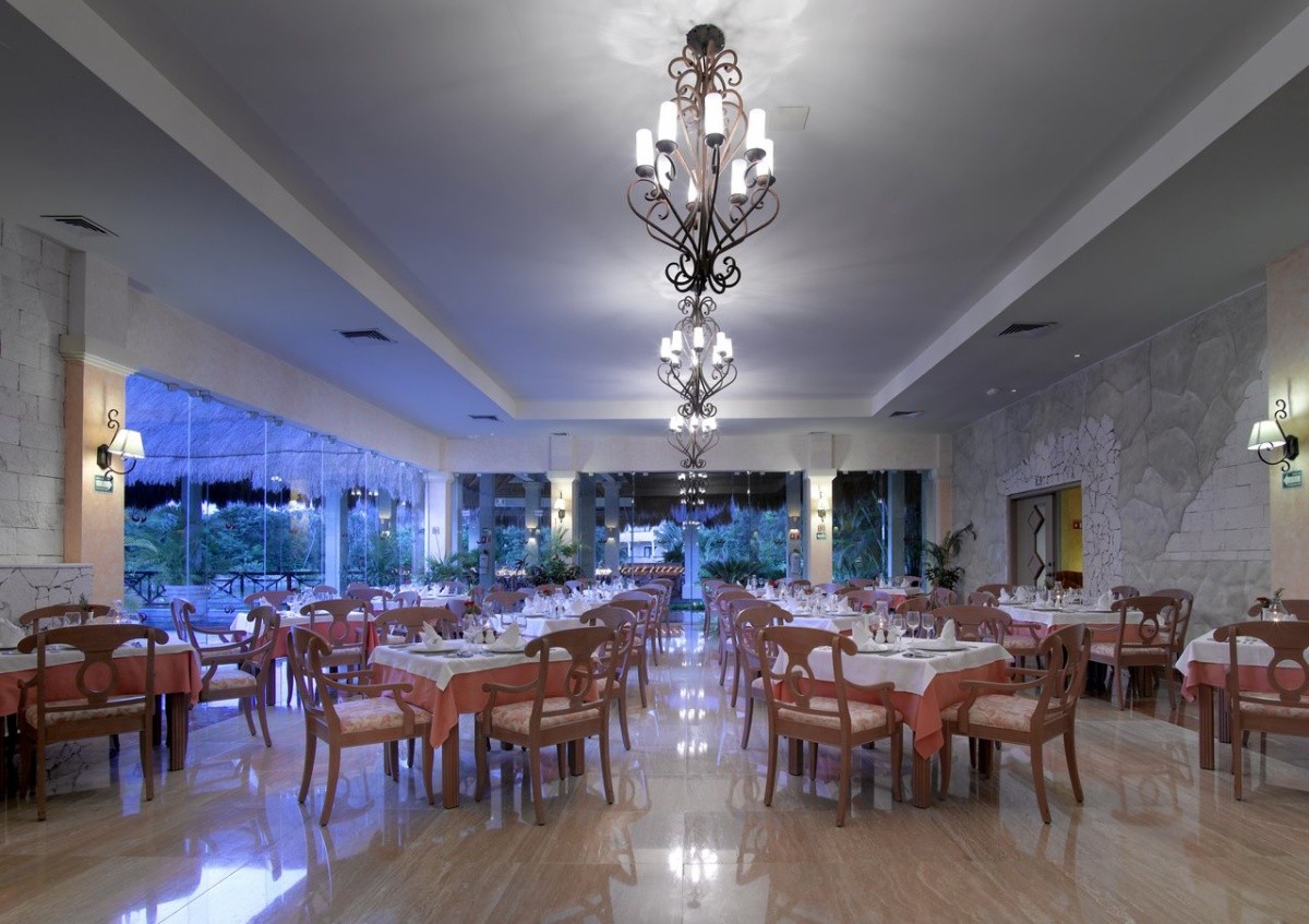 Grand Palladium Colonial