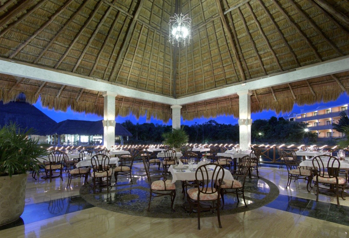 Grand Palladium Colonial