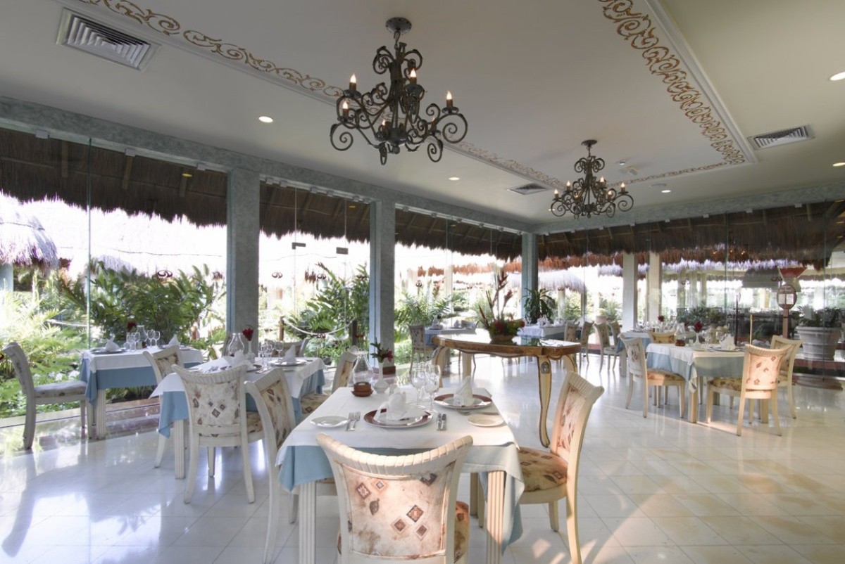 Grand Palladium Colonial