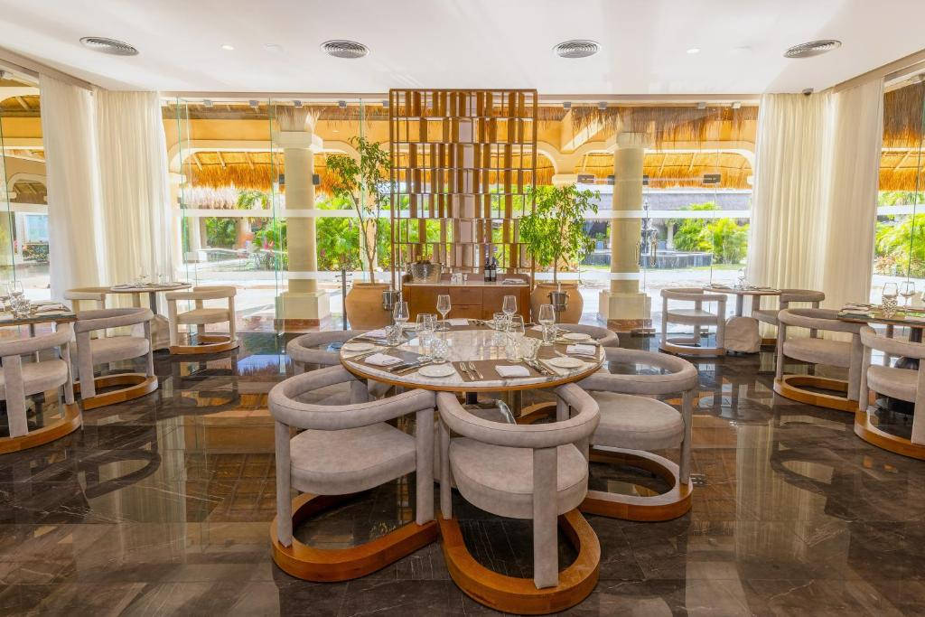 Grand Palladium Colonial