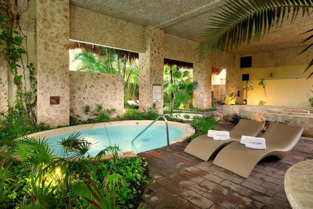 Grand Palladium Colonial