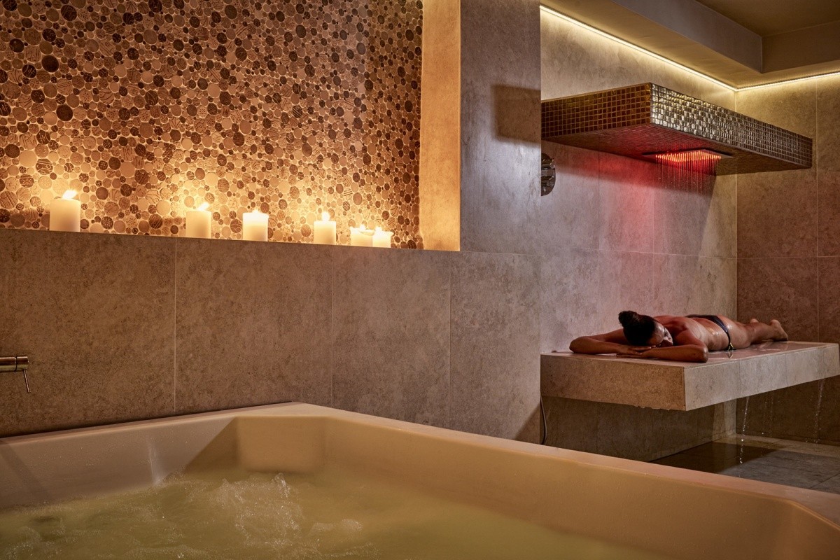Kouros Hotel & Suites