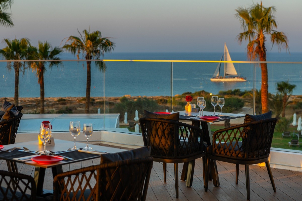 Leonardo Crystal Cove & Spa By The Sea