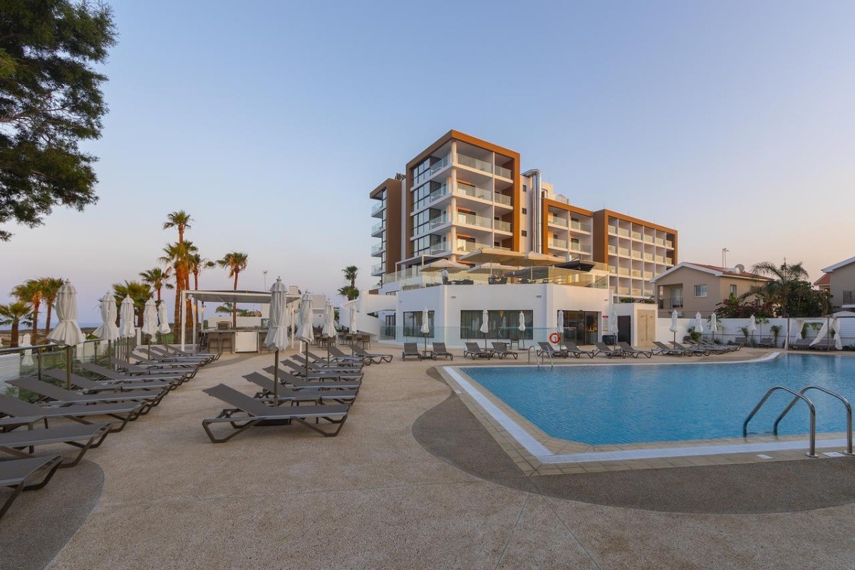 Leonardo Crystal Cove & Spa By The Sea