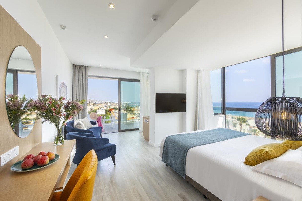 Leonardo Crystal Cove & Spa By The Sea