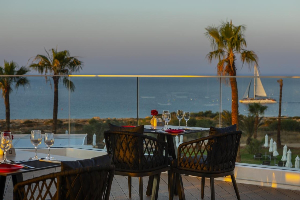 Leonardo Crystal Cove & Spa By The Sea