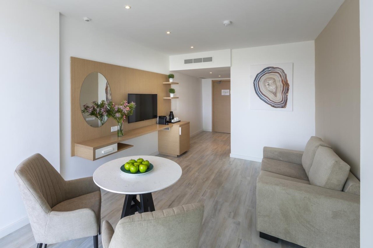 Leonardo Crystal Cove & Spa By The Sea