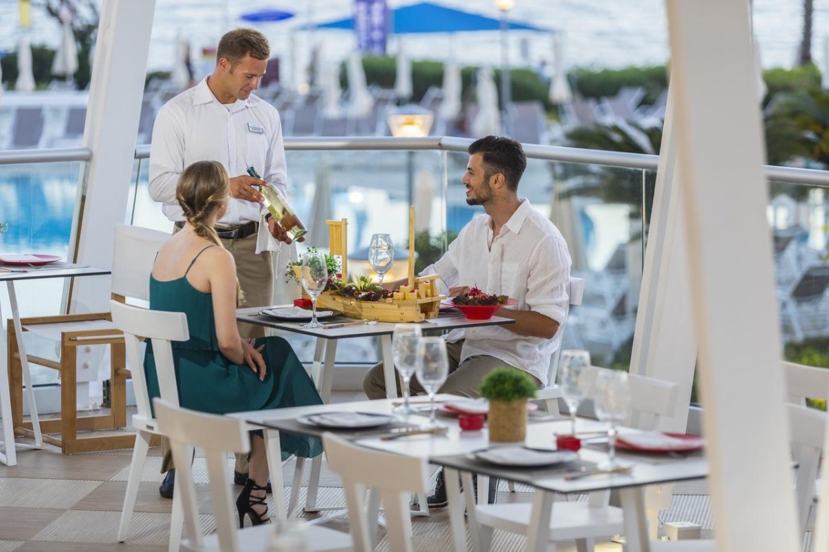 Leonardo Plaza Cypria Maris Beach Hotel & Spa