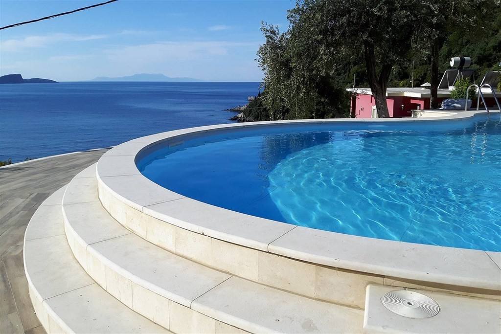 Enjoy Lichnos Bay Village & Camping