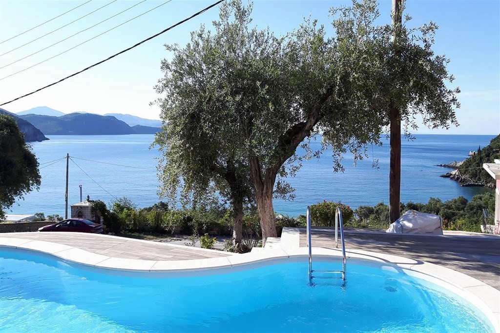 Enjoy Lichnos Bay Village & Camping