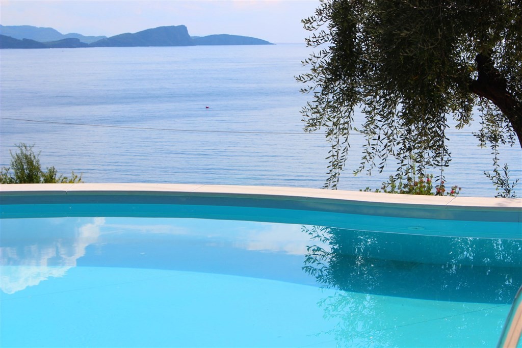Enjoy Lichnos Bay Village & Camping