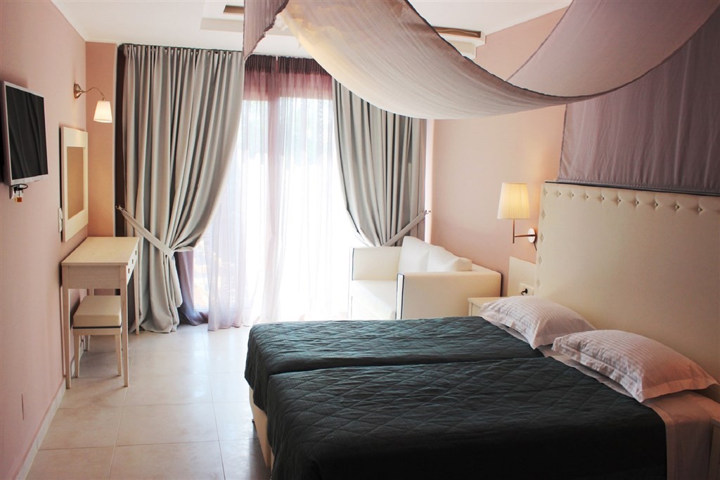 Enjoy Lichnos Bay Village & Camping