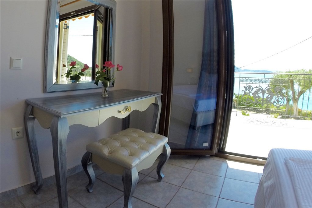 Enjoy Lichnos Bay Village & Camping