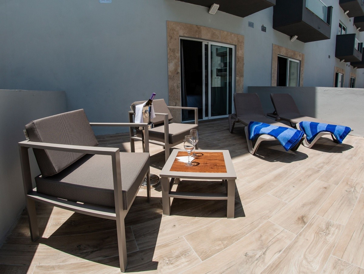Pebbles Resort (St. Paul's Bay)