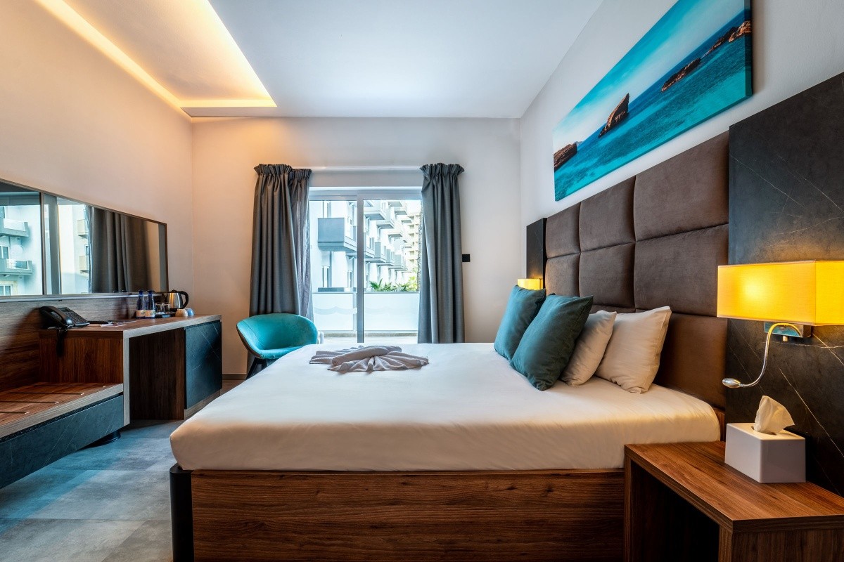 Pebbles Resort (St. Paul's Bay)