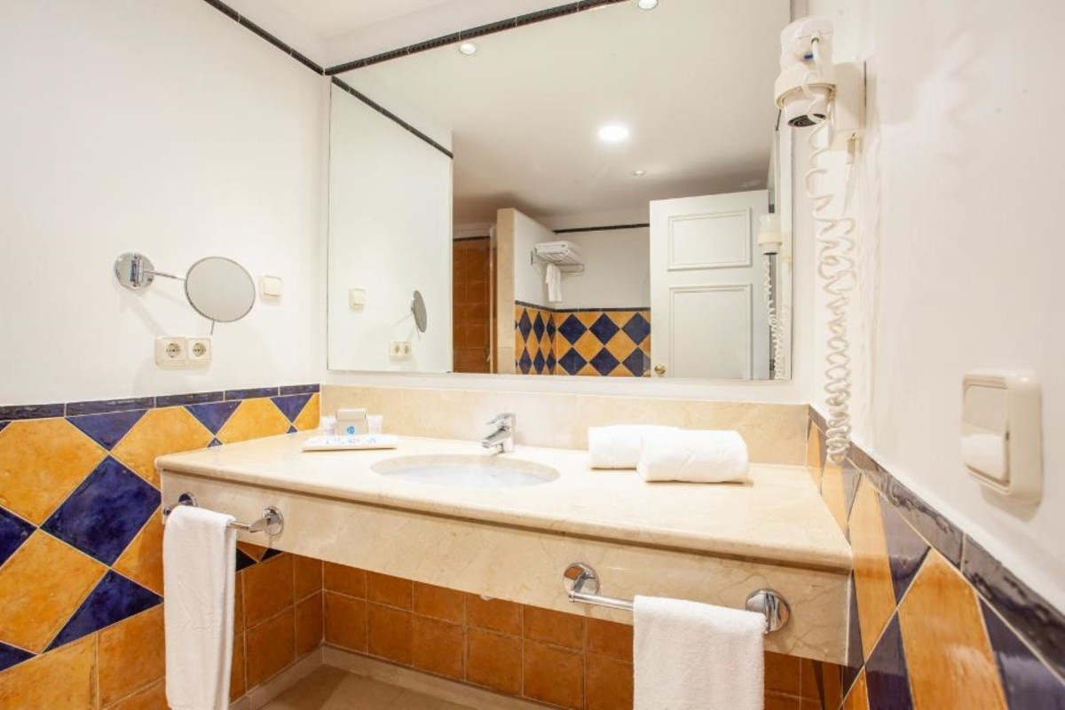 Grupotel Macarella Suites & Spa