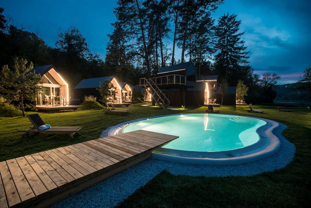 Luxury Glamping Resort Chocolate Village (zima)