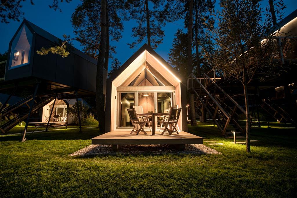 Luxury Glamping Resort Chocolate Village (zima)