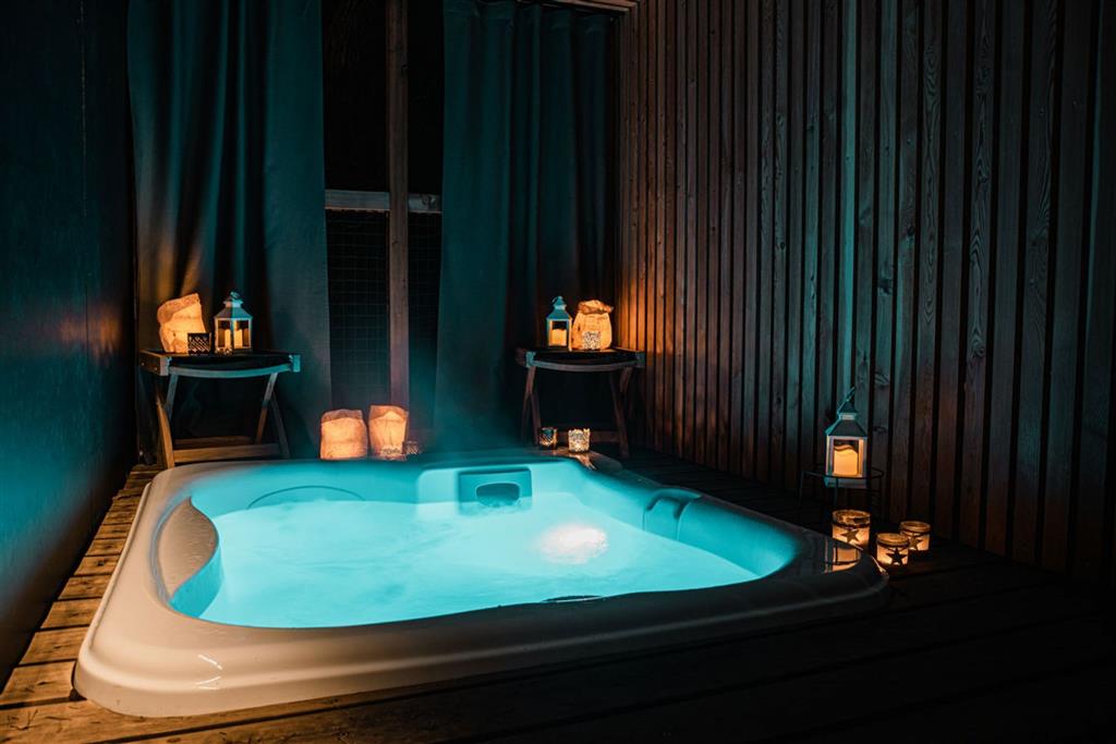 Luxury Glamping Resort Chocolate Village (zima)