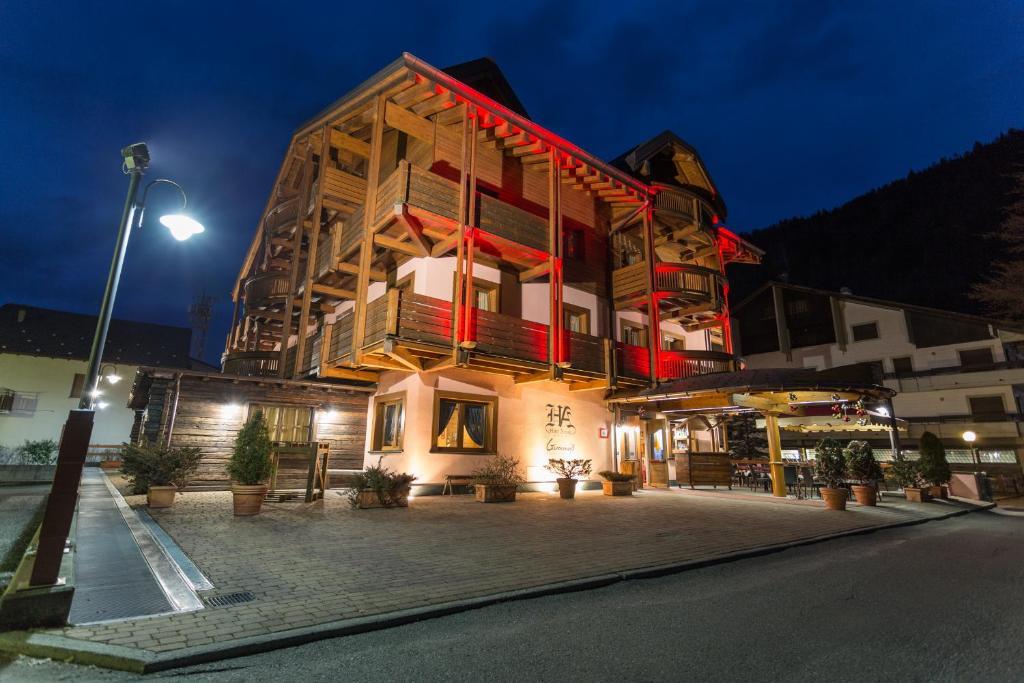 5denní zájezd (denní přejezd) s dopravou, polopenzí a skipasem v ceně – hotel Arisch