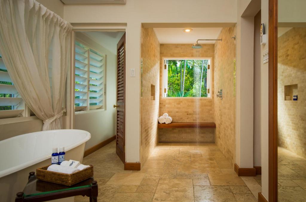 Round Hill & Villas