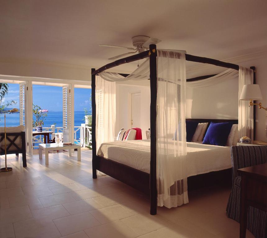 Round Hill & Villas