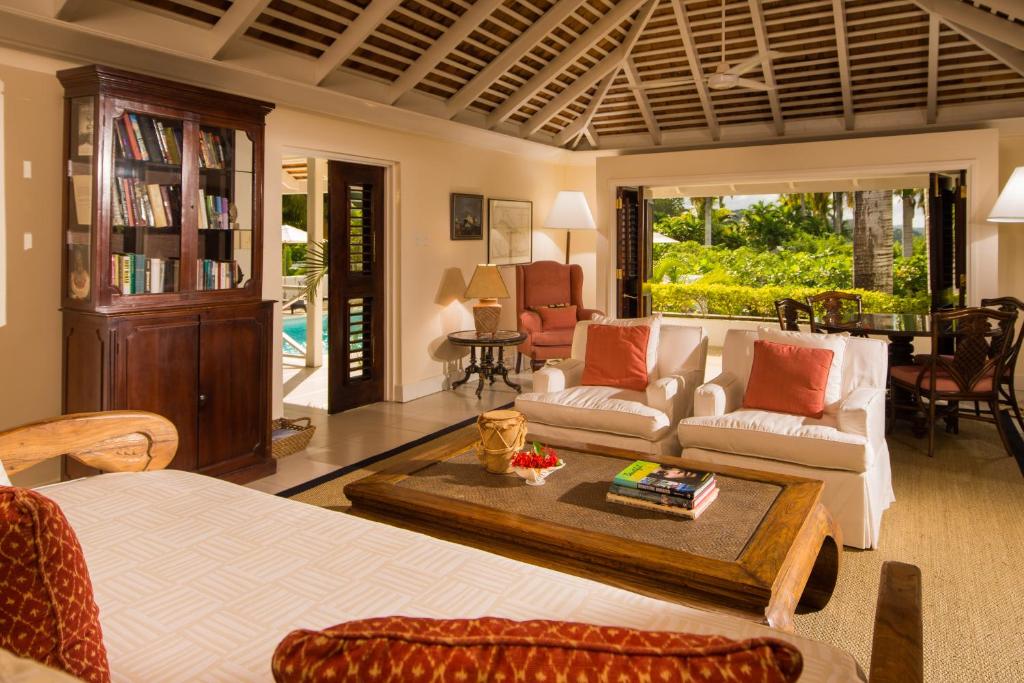 Round Hill & Villas