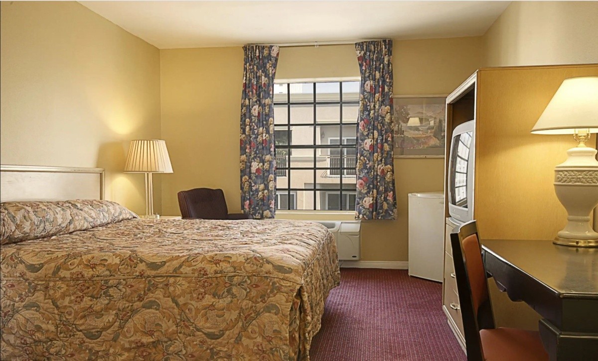 Ramada By Wyndham Los Angeles/Koreatown West