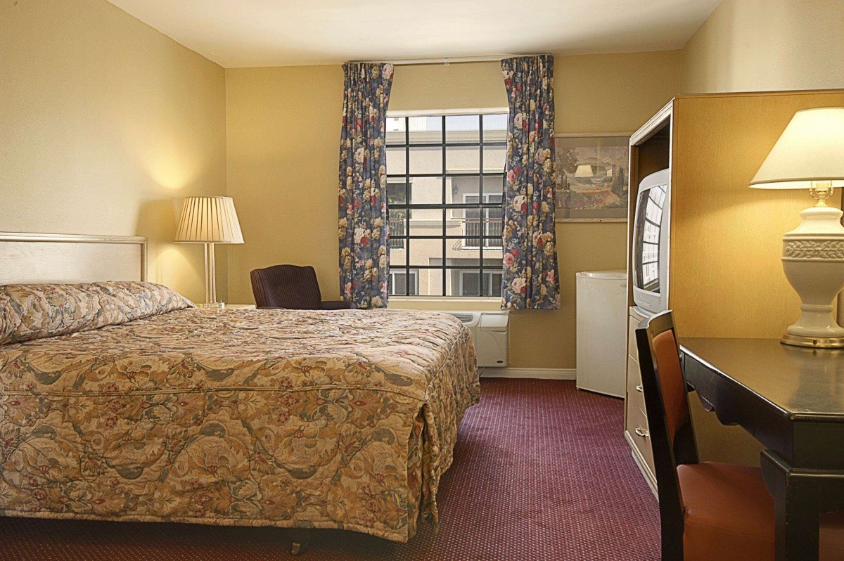 Ramada By Wyndham Los Angeles/Koreatown West