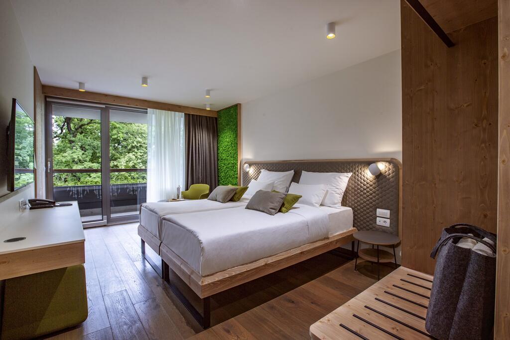 Hotel Park - lyžařský balíček s denním přejezdem, bazény a polopenzí v ceně