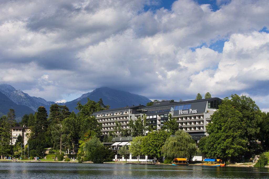 Hotel Park - lyžařský balíček s denním přejezdem, bazény a polopenzí v ceně