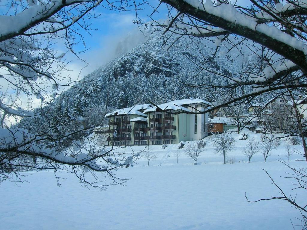 5denní zájezd (denní přejezd) s dopravou, polopenzí a skipasem ceně – hotel Arcobaleno