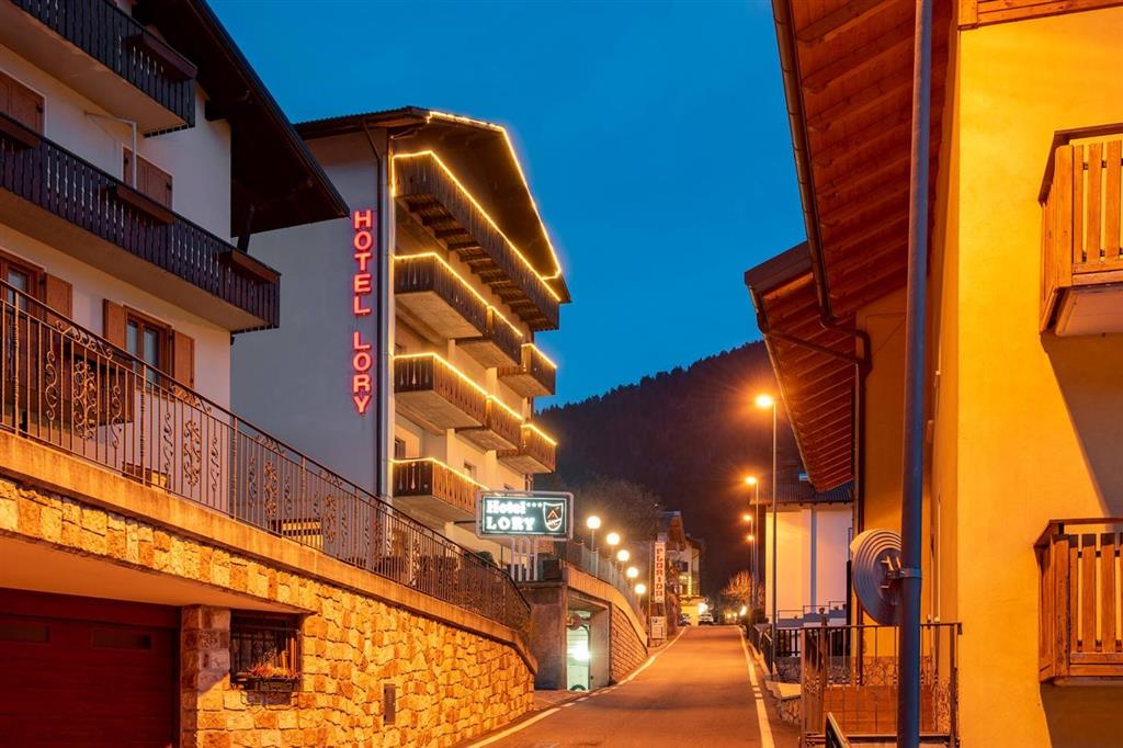 5denní zájezd (denní přejezd) s dopravou, polopenzí a skipasem v ceně – hotel Lory