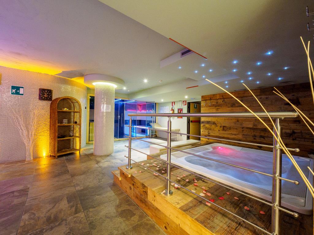 5denní zájezd s dopravou, polopenzí a skipasem v ceně – hotel Sant Anton