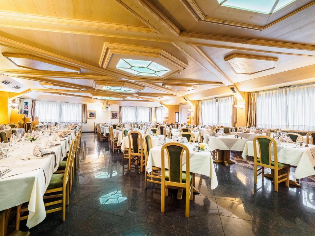 5denní zájezd s dopravou, polopenzí a skipasem v ceně – hotel Sant Anton