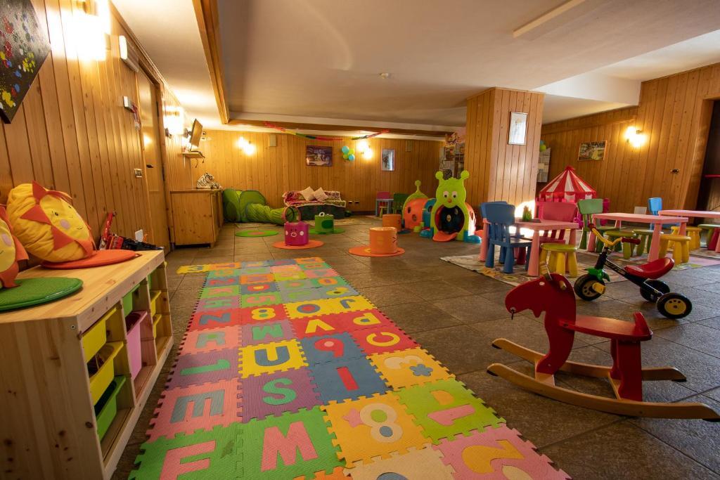 5denní zájezd s dopravou, polopenzí a skipasem v ceně – hotel Sant Anton